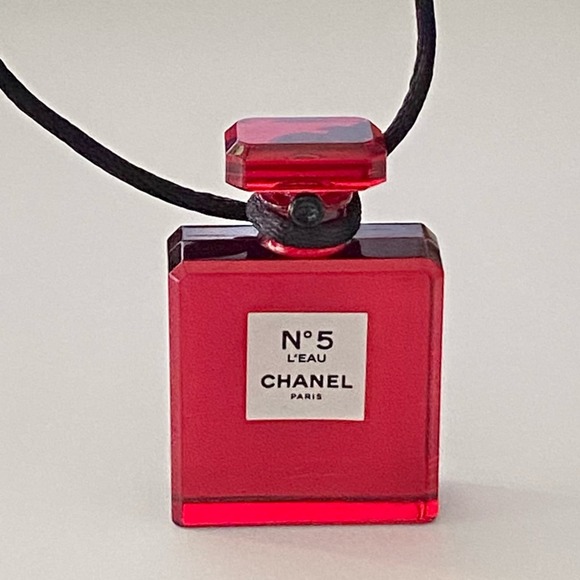CHANEL Paris No 5 L’eau Red Plexiglass Perfume Bottle Charm Pendant Necklace - Picture 11 of 11